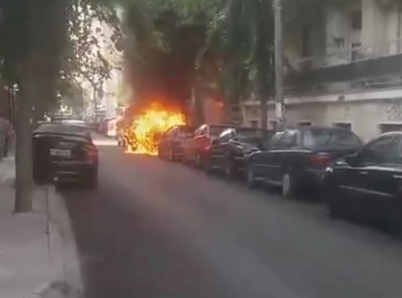 Συναγερμός για Ι.Χ. που έγινε παρανάλωμα στο κέντρο της Λάρισας