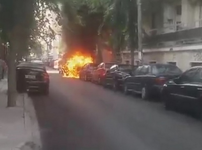 Συναγερμός για Ι.Χ. που έγινε παρανάλωμα στο κέντρο της Λάρισας