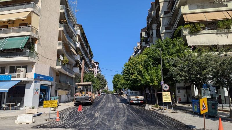 Εργασίες ασφαλτόστρωσης στην οδό Θέτιδος από τη ΔΕΥΑΛ