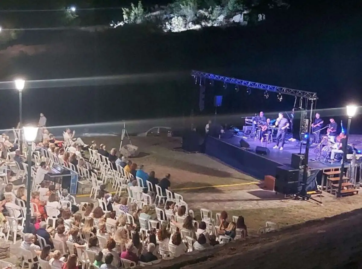 Πλήθος κόσμου στη συναυλία της πλατείας Βράχων στα Φάρσαλα