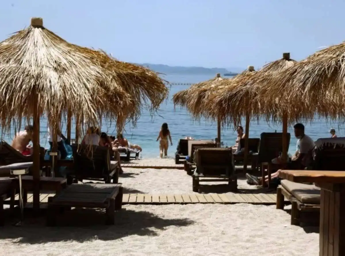 Τέσσερις συλλήψεις για τραπεζοκαθίσματα και "κατάληψη" παραλίας στις Σποράδες