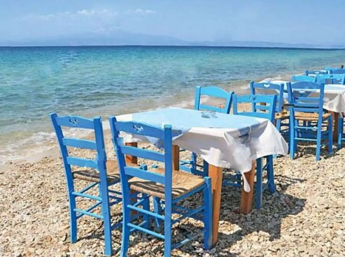 "Βραχιολάκια" σε ζευγάρι για υπέρβαση ορίου τραπεζοκαθισμάτων σε παραλία των Σποράδων