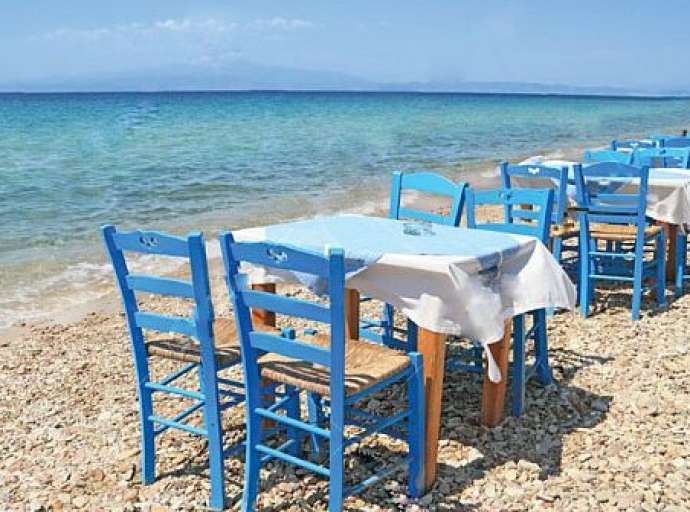 "Βραχιολάκια" σε ζευγάρι για υπέρβαση ορίου τραπεζοκαθισμάτων σε παραλία των Σποράδων