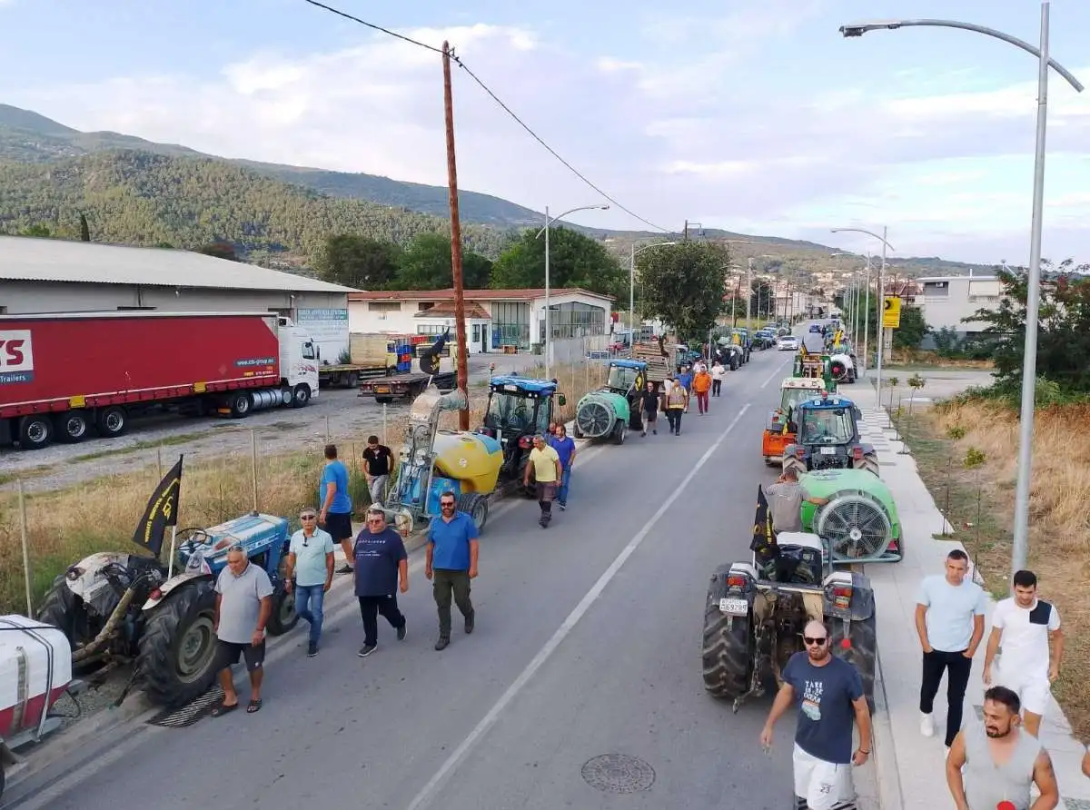 Γιορτή Μήλου | Χωρίς λούνα παρκ αλλά... με αγρότες και έναν διωγμένο Μητροπολίτη
