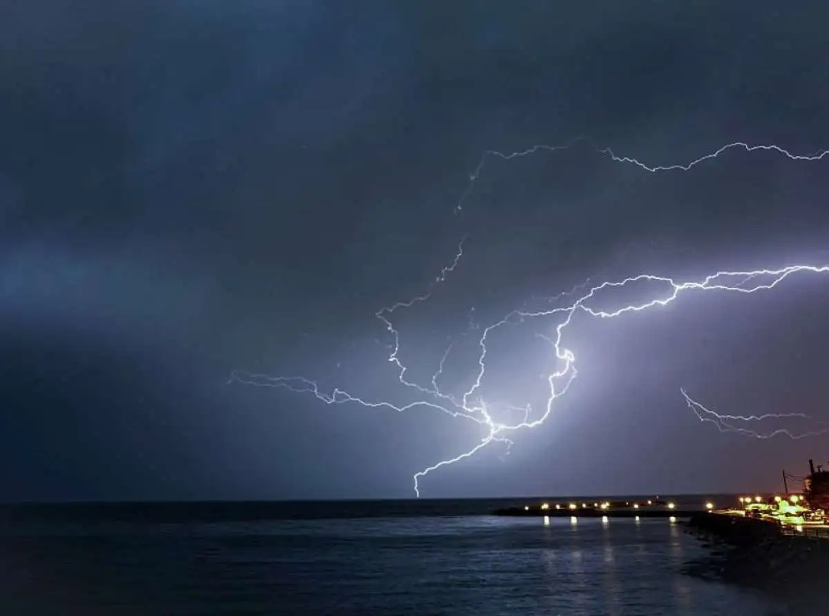 Πρωτιά των Σποράδων στα ύψη βροχής - Η νύχτα... μέρα από τους κεραυνούς στις θεσσαλικές θάλασσες