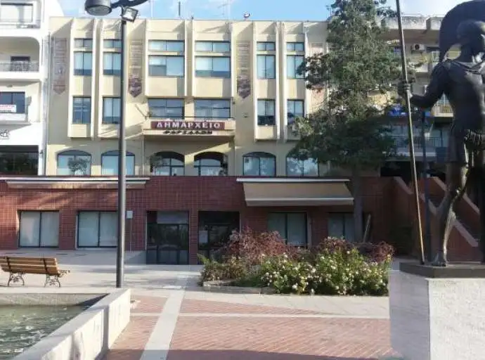 Κατεδαφίσεις επικίνδυνων οικοδομικών στοιχείων στην πλατεία των Φαρσάλων