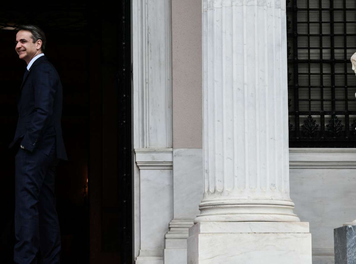 Το Μαξίμου «διαβάζει» τις δημοσκοπήσεις – Η σταθερή πρωτιά της ΝΔ, η κατάρρευση του ΣΥΡΙΖΑ και η παγίωση του ΠΑΣΟΚ στη 2η θέση