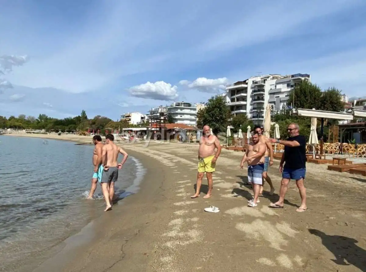 Βούτηξε στον Αναυρο ο δήμαρχος Βόλου – «Να μην φοβάται ο κόσμος, να κάνει ελεύθερα το μπάνιο του»