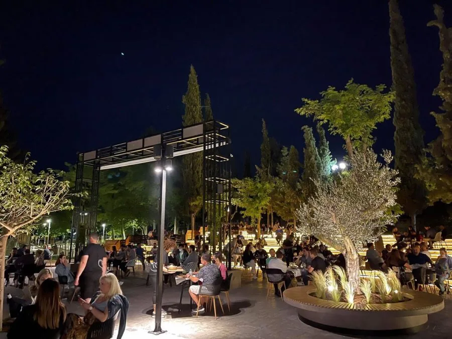 Ανάσα δροσιάς στο κέντρο της πόλης – Η Δήμητρα Κουκουράβα μιλάει για το Κηποθέατρο Αλκαζάρ