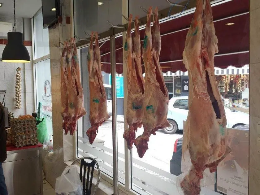 Δύσκολη εξίσωση για τους Λαρισαίους κρεοπώλες η προμήθεια ντόπιων αμνοεριφίων λόγω της ευλογιάς