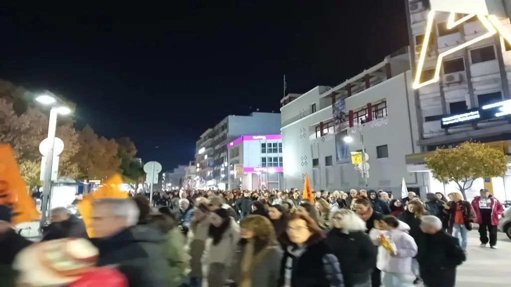 Με συγκέντρωση και πορεία τιμήθηκε η επέτειος του Πολυτεχνείου και στη Λάρισα (ΦΩΤΟ)