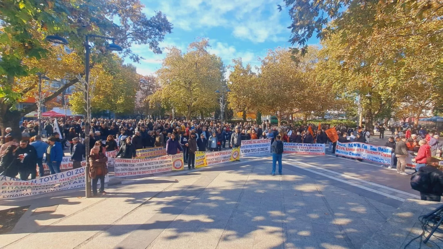 Μήνυμα Λαρισαίων απεργών: Η ζωή των εργαζομένων βουλιάζει στην ανέχεια