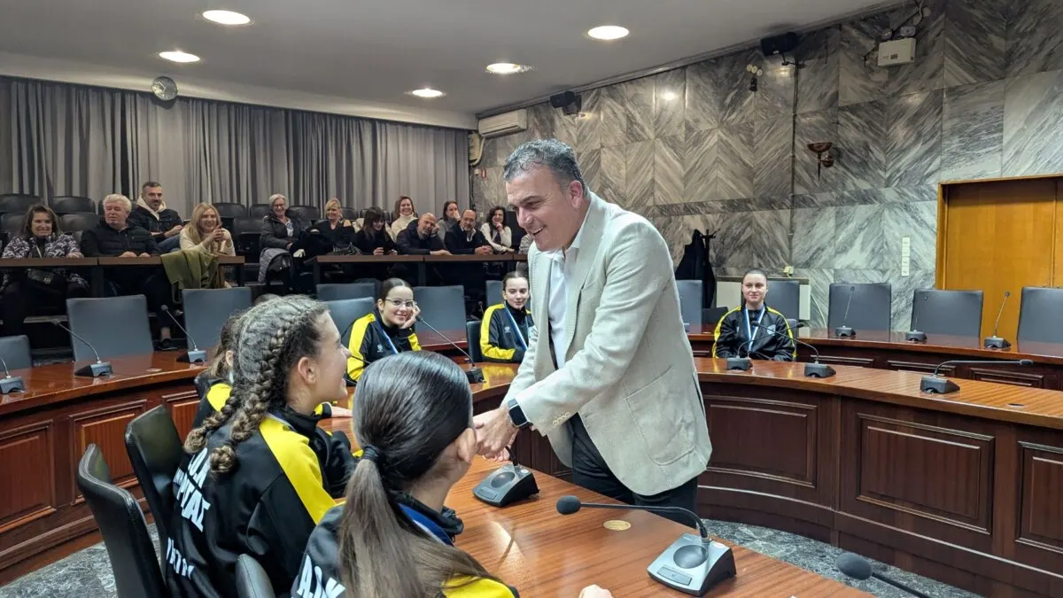 Με τις Λαρισαίες αθλήτριες του ΑΟΧ ο Μαμάκος