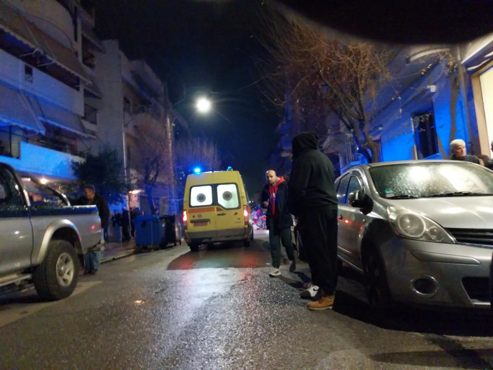 ΣΟΚ!!! Θανατηφόρα "βουτιά" Λαρισαίας απ' τον 5ο - Είχαν ακουστεί φωνές για βοήθεια...
