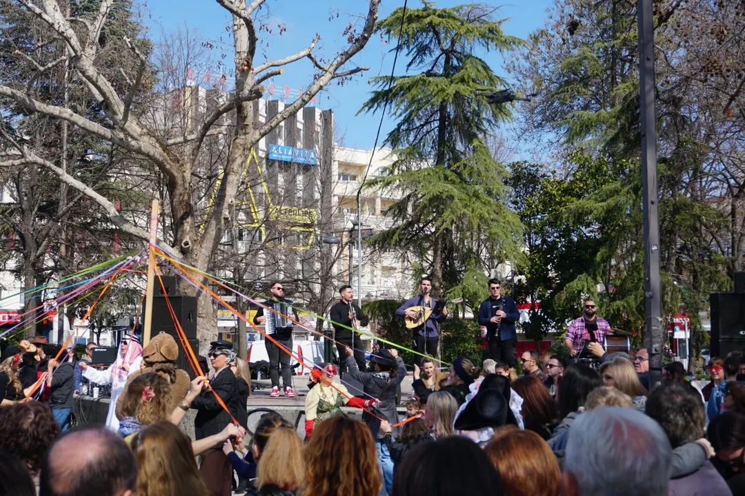 Ξεσήκωσαν τη Λάρισα τα μπουλούκια κι οι μπουμπούνες (ΦΩΤΟ)