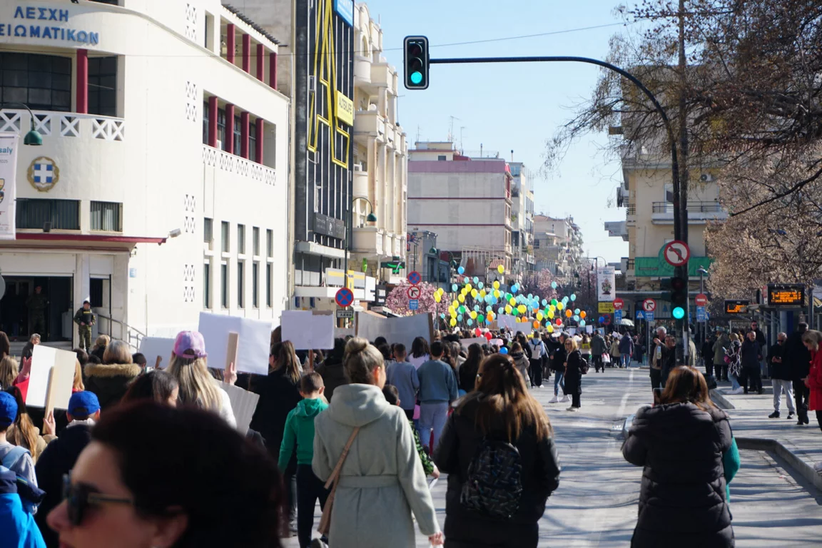 Πολύχρωμη διαμαρτυρία κατά την βίας από τους μαθητές της Λάρισας