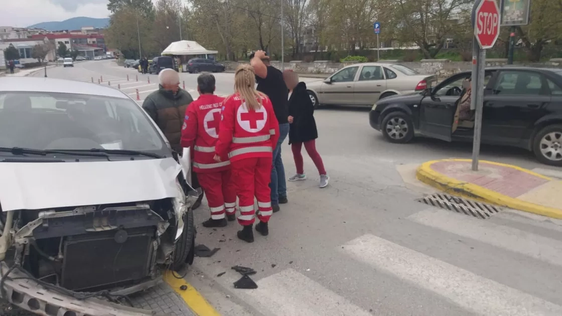 Παρέμβαση διασωστών του Ελληνικού Ερυθρού Σταυρού σε τροχαίο στην Ελασσόνα