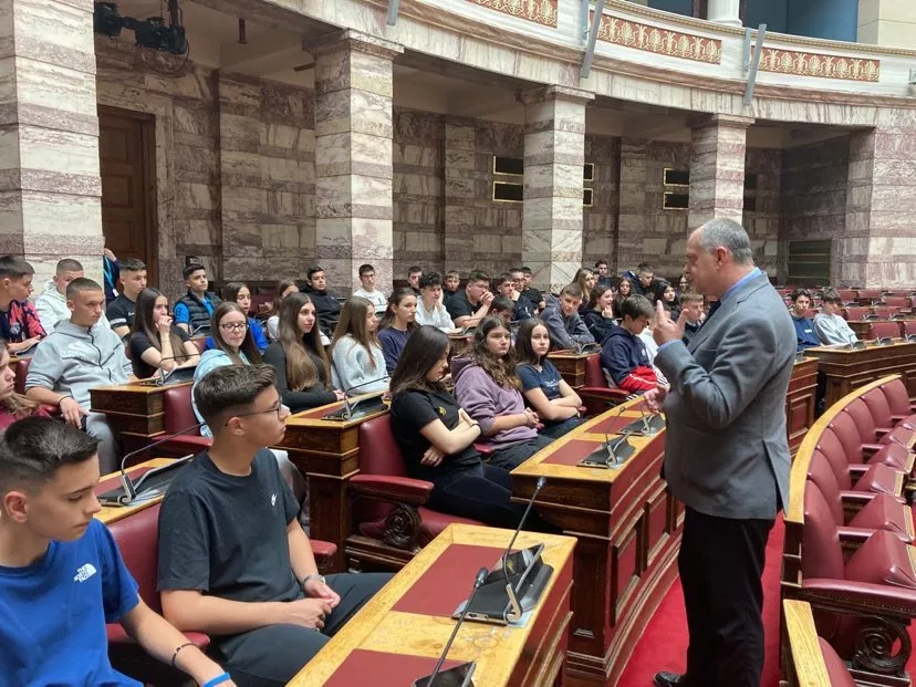 Στη Βουλή με μαθητές του Γυμνασίου "Μπακογιάννη" ο Χρήστος Καπετάνος 