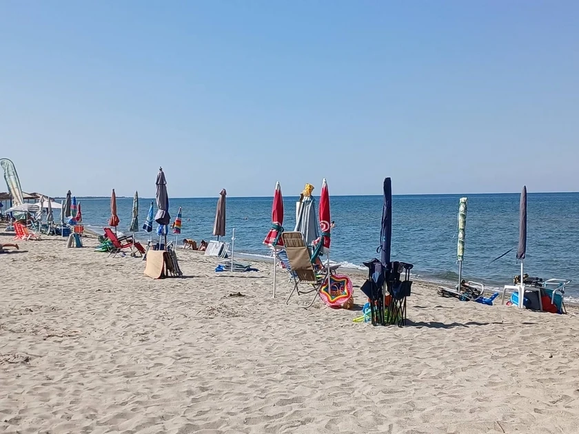 Αυθαίρετη κατάληψη με "κλειδωμένες" ομπρέλες σε παραλία του ν.Λάρισας (ΦΩΤΟ)