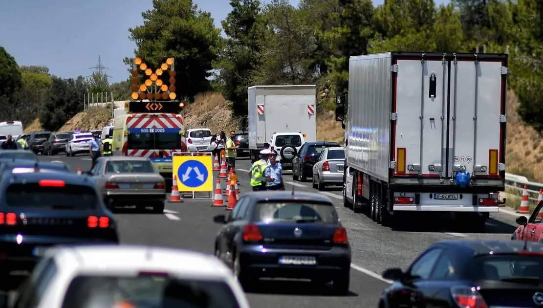 Τροχαίο στην Εθνική Αθηνών-Λαμίας με ανατροπή Ι.Χ