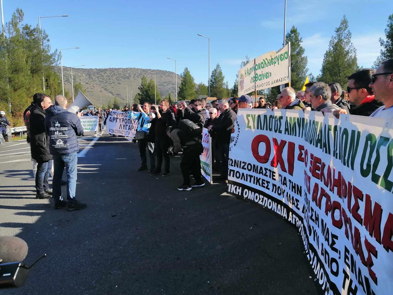 "Φουσκώνουν" τα αγροτικά μπλόκα στη Θεσσαλία