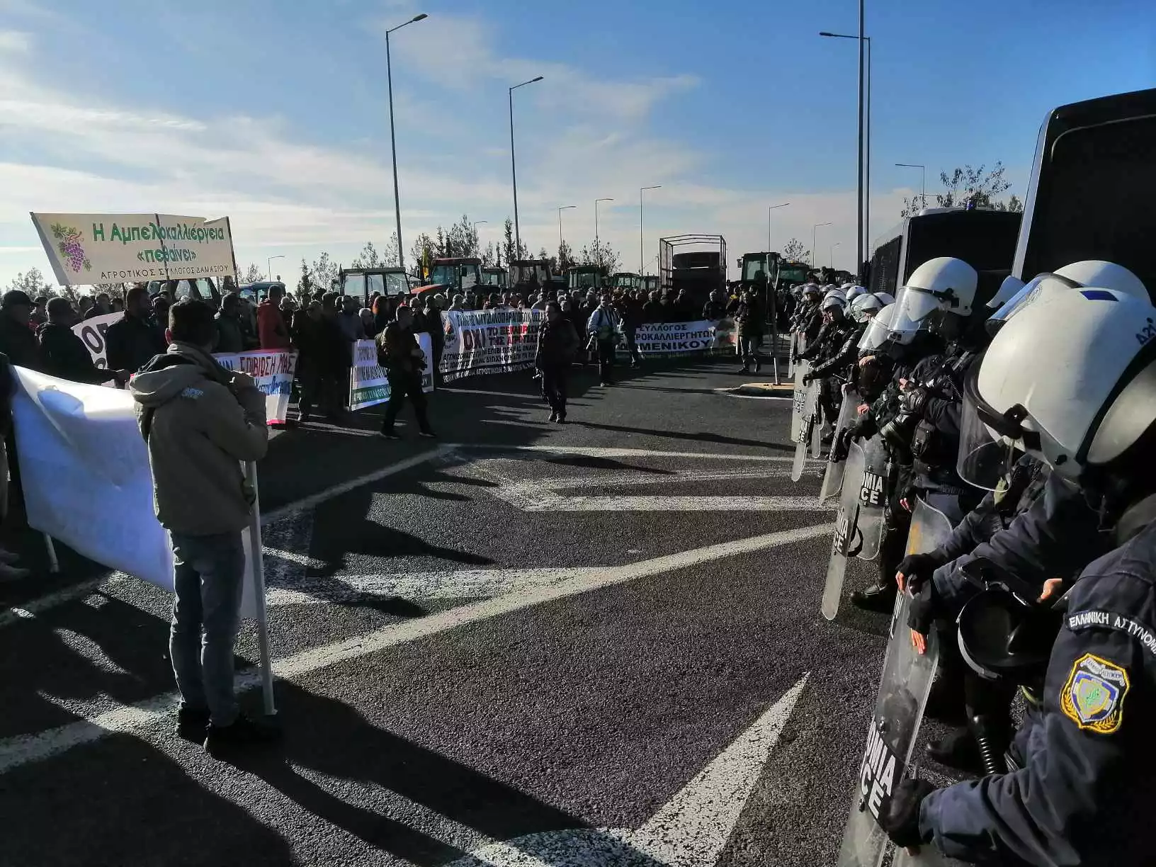 Ενισχύσεις και οργάνωση το μπλόκο των αγροτών στη Γυρτώνη