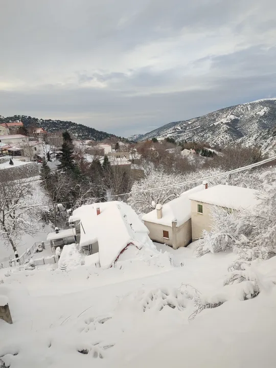 Υπέροχες εικόνες απ' την Σπηλιά μετά τη σφοδρή χιονόπτωση (ΦΩΤΟ)