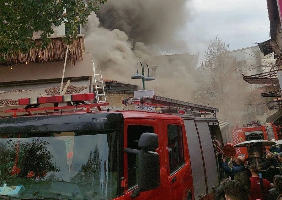 Πυρκαγιά στο "Σιμούν" στο Φρούριο της Λάρισας (VIDEO &amp; ΦΩΤΟ)