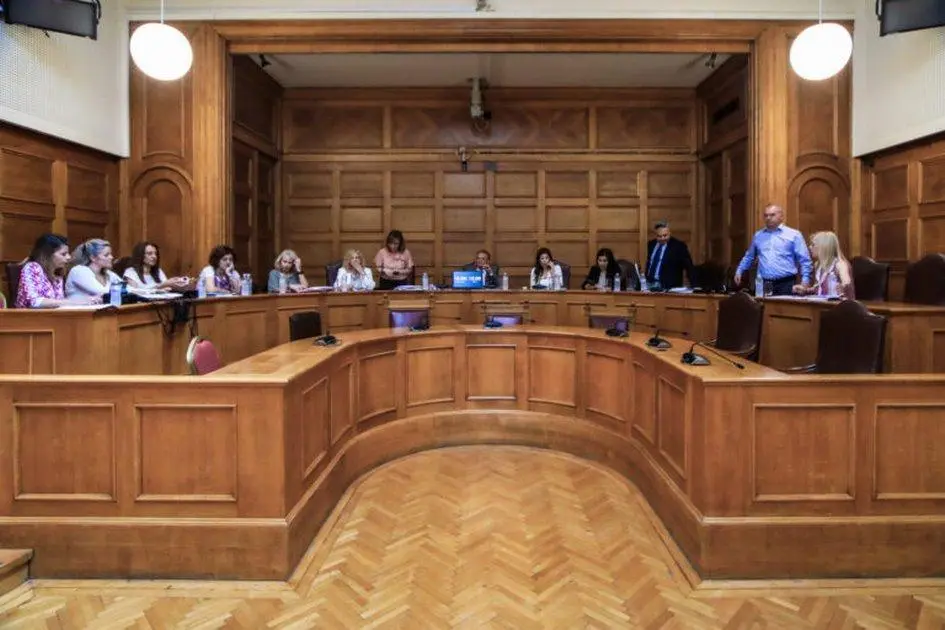 "Αθώος" δηλώνει ο Καραμανλής για τα Τέμπη και... ζητά ποινική δίωξη