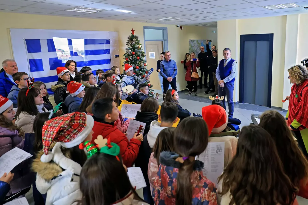 Χριστουγεννιάτικα κάλαντα σε Κουρέτα από το 23ο Δημ. Σχολείο Λάρισας "Ευαγόρας Παλληκαρίδης" (ΦΩΤΟ)