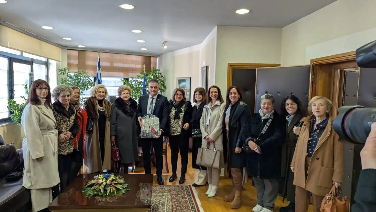Γέμισε ευχές και χαμόγελα το Δημαρχείο της Λάρισας (ΦΩΤΟ)
