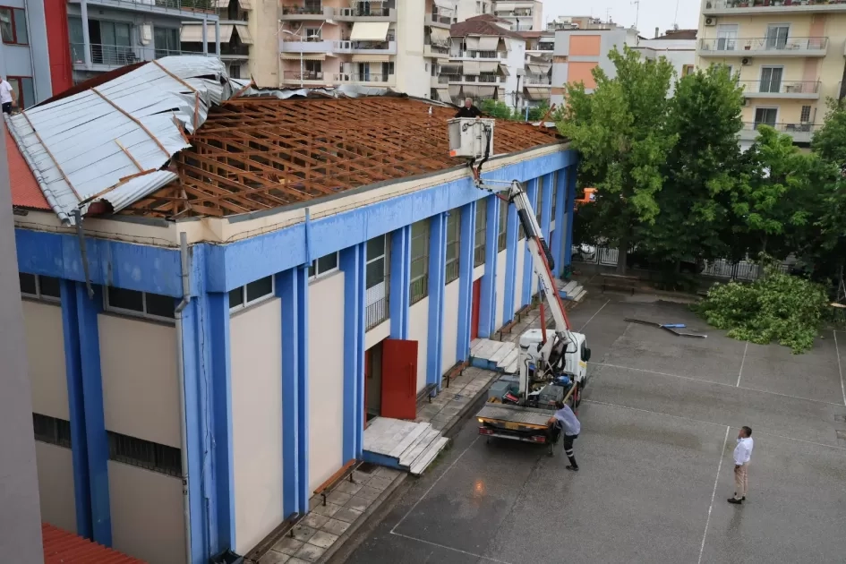Τι άφησε πίσω της η ανεμοθύελλα που σάρωσε τη Λάρισα (VIDEO &amp; ΦΩΤΟ)