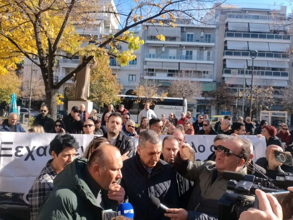 Ακούστηκαν στο κέντρο της Λάρισας οι διαμαρτυρίες των σεισμόπληκτων Τυρνάβου και Ελασσόνας 