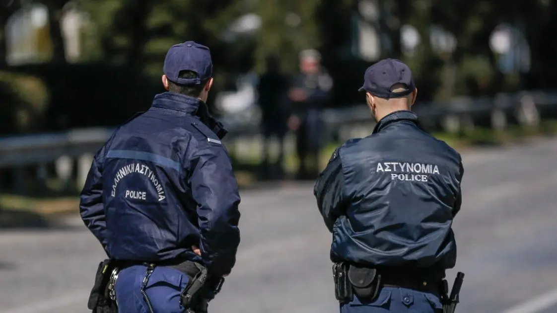 Αστυνομικός έπαιρνε «γρηγορόσημο» για εξπρές άδειες διαμονής σε πρόσφυγες