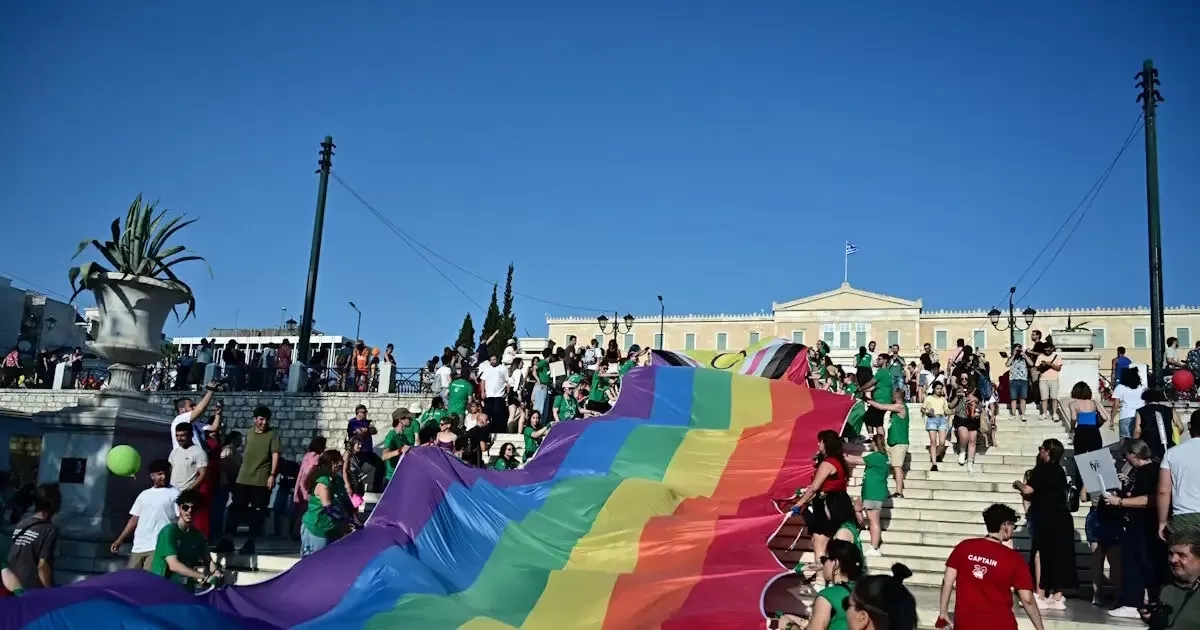 Athens Pride 2025: Χιλιάδες πολίτες κατέκλυσαν το κέντρο με πολύχρωμες σημαίες και ρούχα