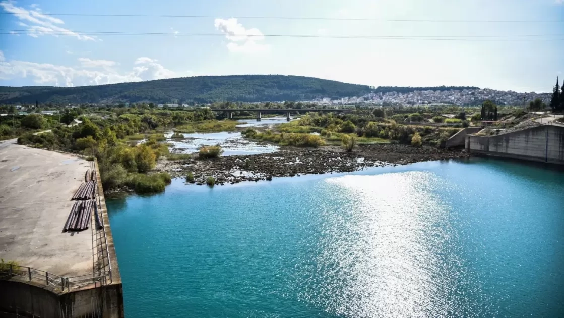 Δύο ανήλικα παιδιά ανασύρθηκαν χωρίς τις αισθήσεις τους από τον Άραχθο ποταμό