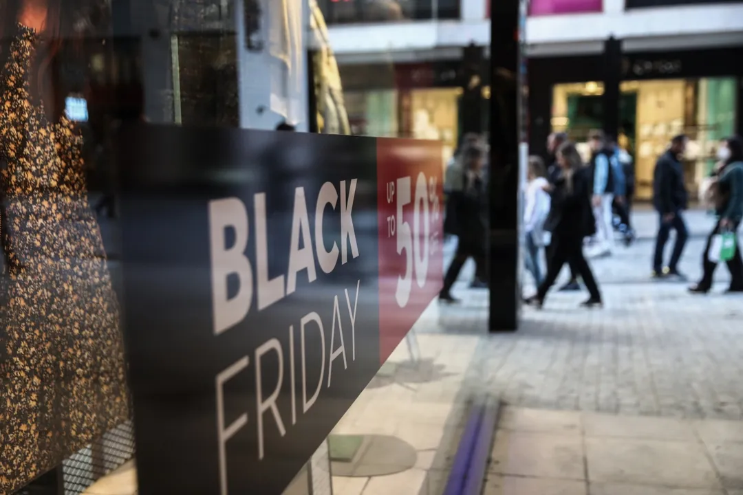 Κυριακή ανοιχτά και αύριο Cyber Monday στην αγορά της Λάρισας