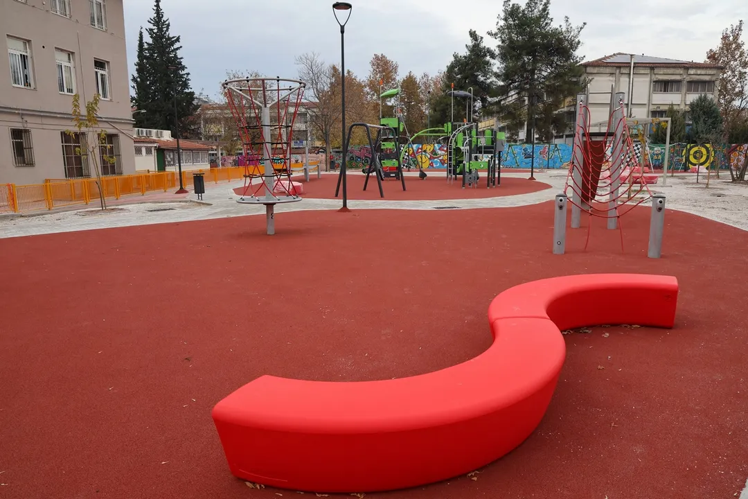 Παρεμβάσεις για ΑμεΑ σε παιδικές χαρές και σχολεία από τον Δ.Λαρισαίων (ΦΩΤΟ)