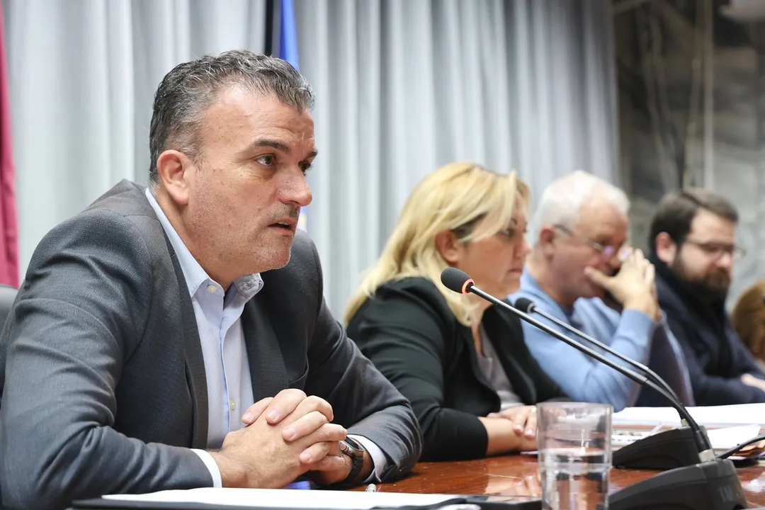 Δ.Λαρισαίων: Έρχεται ελεγχόμενη στάθμευση για κατοίκους και επισκέπτες – Αντιδράσεις από Συμπαράταξη και ΛΑΣΥ