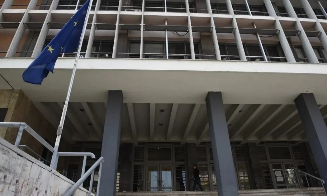 Παράνομη ταρίχευση νεκρών: Σύλληψη ιατροδικαστή, νεκροτόμου και ιδιοκτήτη γραφείου τελετών