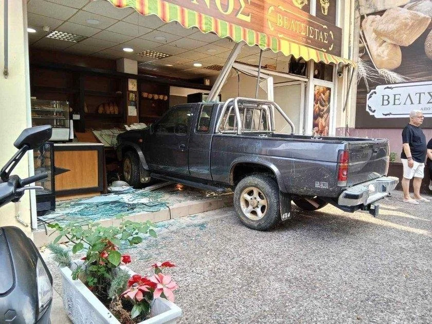 «Μπούκαρε» με το αγροτικό σε φούρνο - από θαύμα δεν υπάρχουν τραυματίες (φωτο -video)