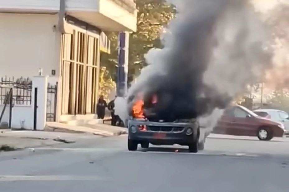 Παρανάλωμα του πυρός όχημα του δήμου Τυρνάβου στον Αμπελώνα (VIDEO &amp; ΦΩΤΟ)