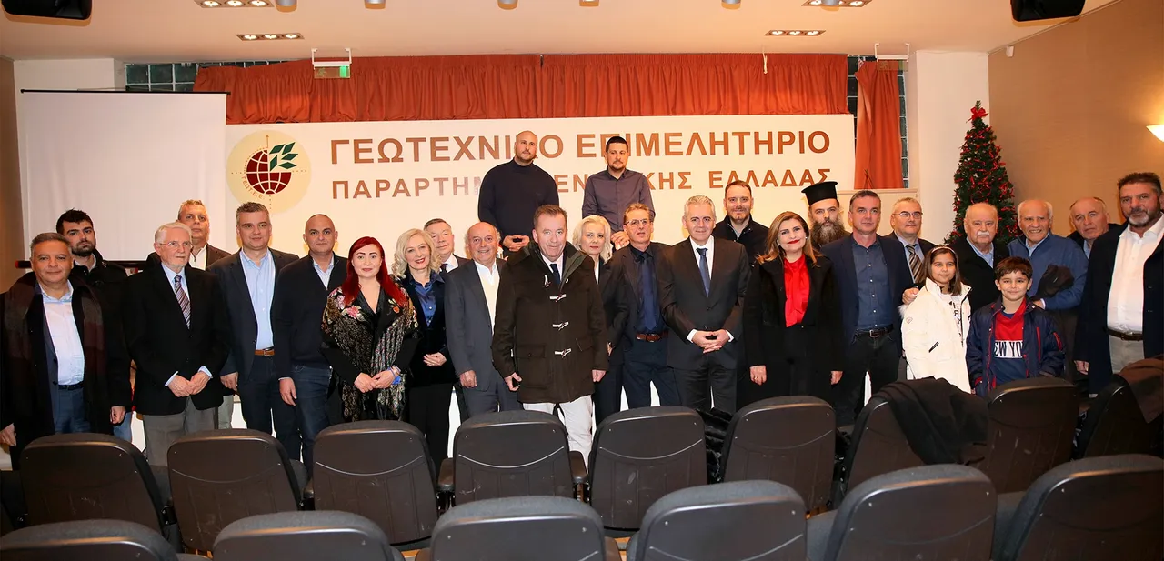 Βράβευσε τα παιδιά του...