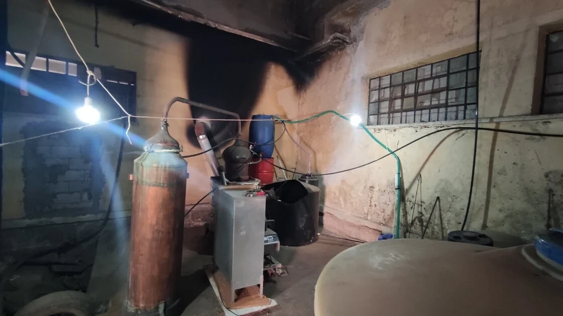 Εντοπίστηκε παράνομο αποστακτήριο με πάνω από τέσσερις τόνους αλκοολούχου ποτού