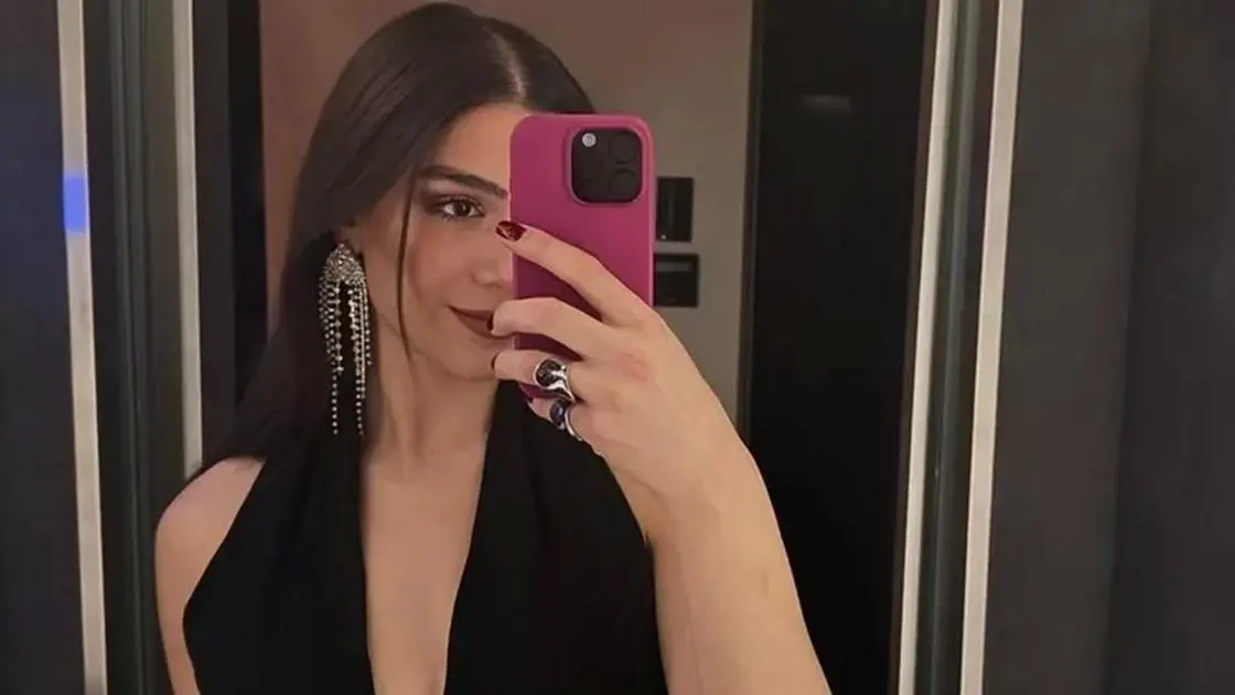 Η κόρη της Δέσποινας Βανδή, Μελίνα Νικολαϊδη στην παράσταση του Βασίλη Μπισμπίκη