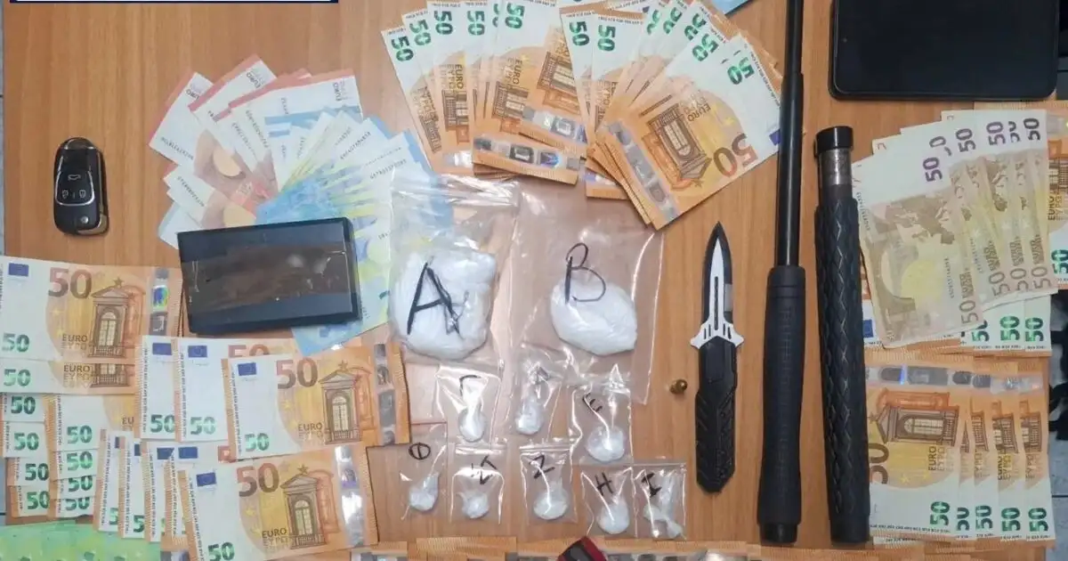 Τον έπιασαν με όπλα και ναρκωτικά και έσπρωξε τους αστυνομικούς για να ξεφύγει