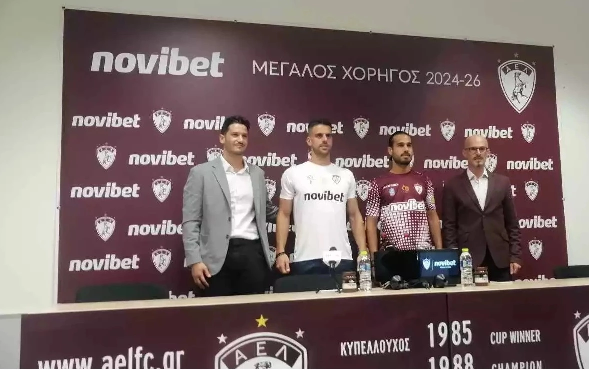 H Novibet ντύθηκε στα βυσσινί