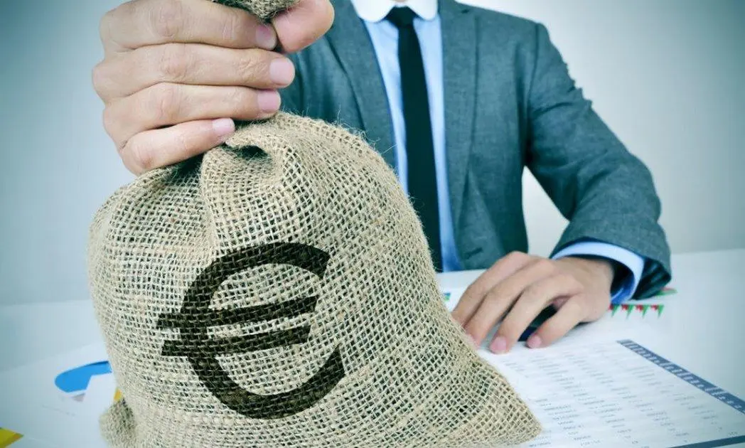 Ήταν πολλά τα λεφτά!!! Θεσσαλός δήμαρχος ξέχασε σακίδιο με δεκάδες χιλιάδες ευρώ...