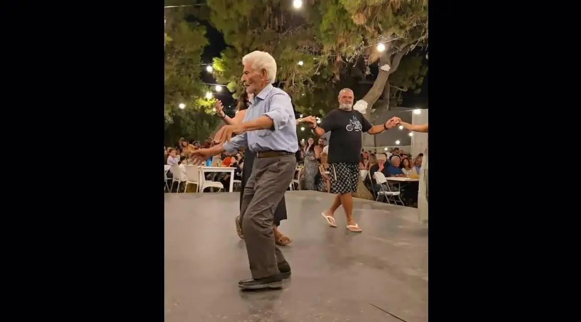 Ηλικιωμένος σέρνει τον χορό και κλέβει τις εντυπώσεις