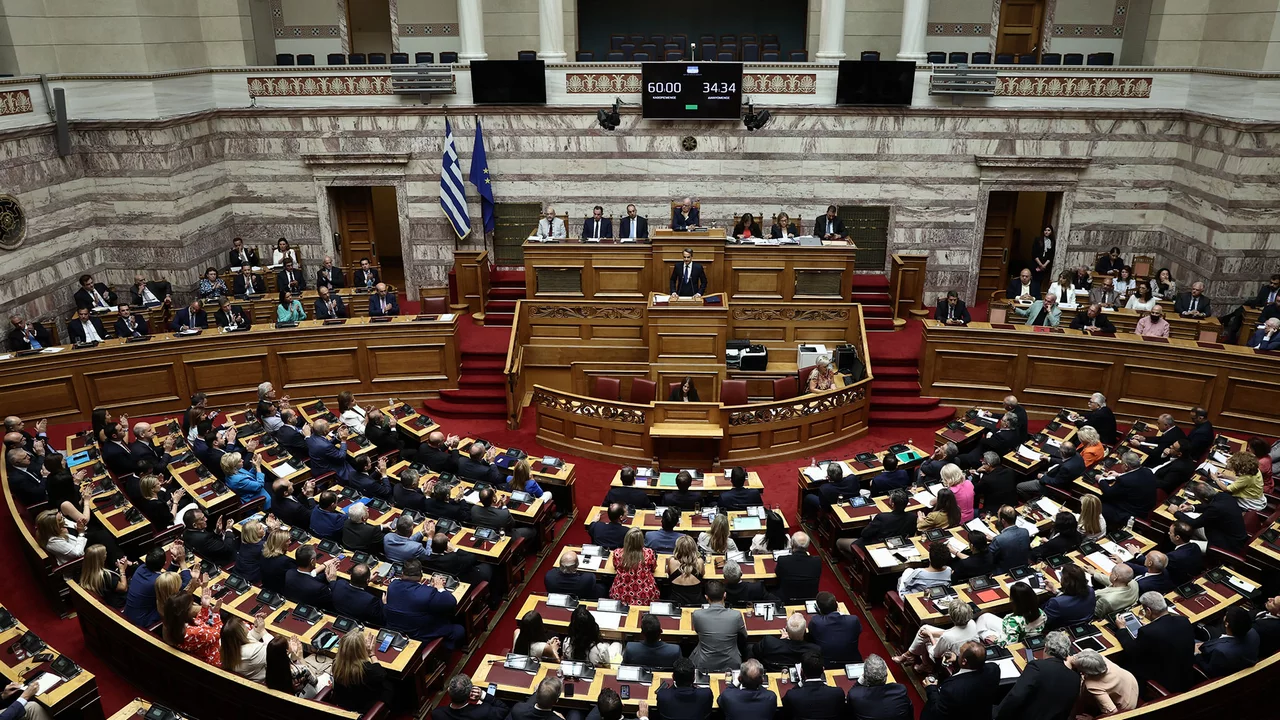 Βουλή | Ανεβαίνουν οι τόνοι πριν την ψηφοφορία για την πρόταση δυσπιστίας - LIVE